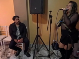 Se levanta a una cantante de cumbia, y se la lleva directo a su cama